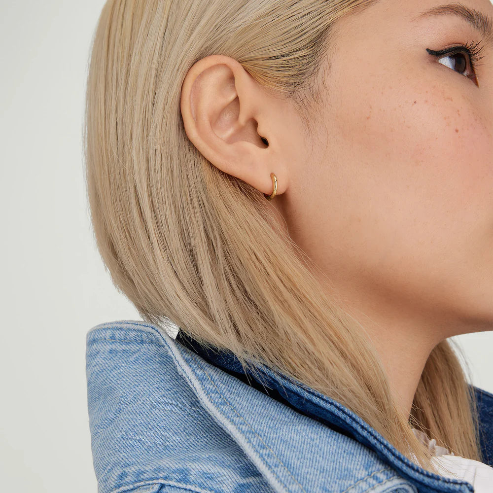 Brinco Argola Pequena Dourada Minimalista – Saint Carvalho