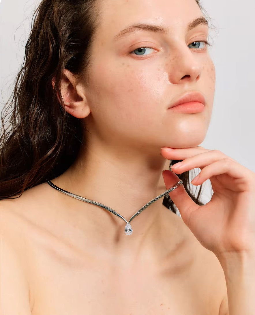 Colar Prata 925 com Pingente de Cristal Central – Encanto Luminoso | Saint Carvalho