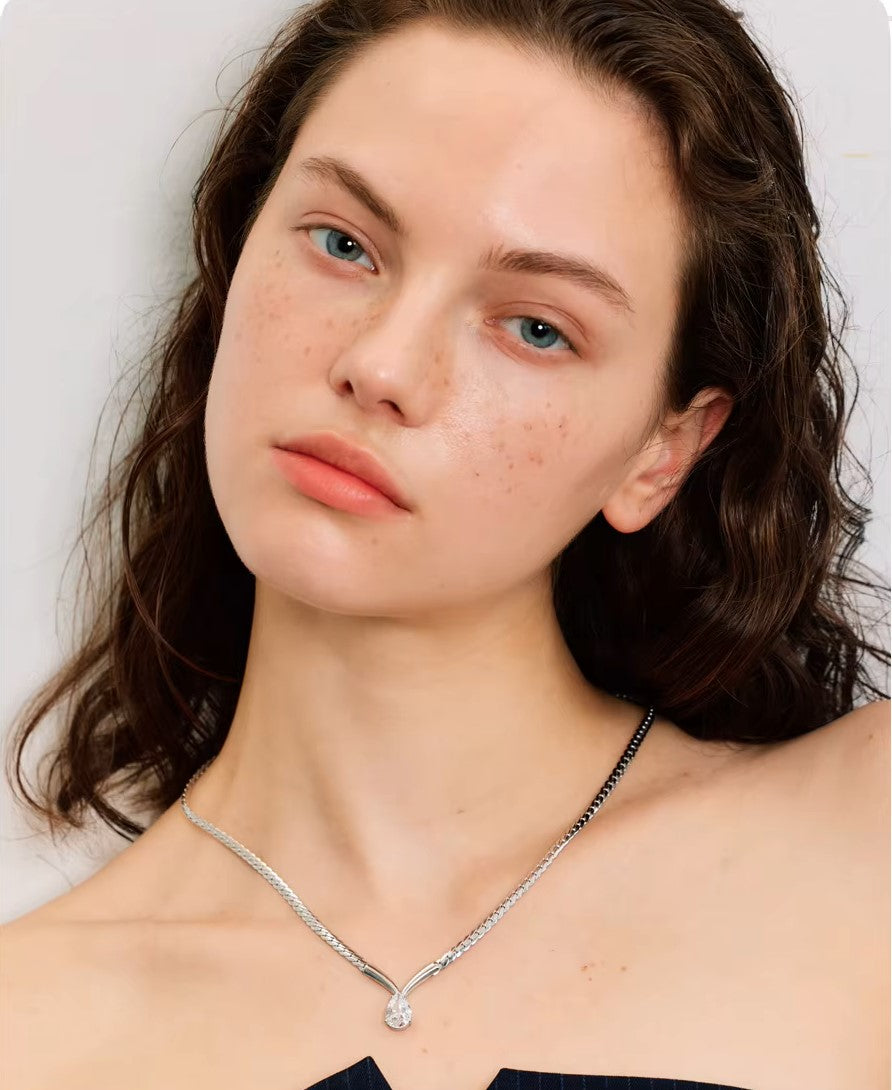 Colar Prata 925 com Pingente de Cristal Central – Encanto Luminoso | Saint Carvalho