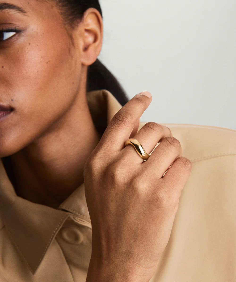 Anel Dourado Curvado – Elegância Orgânica | Saint Carvalho