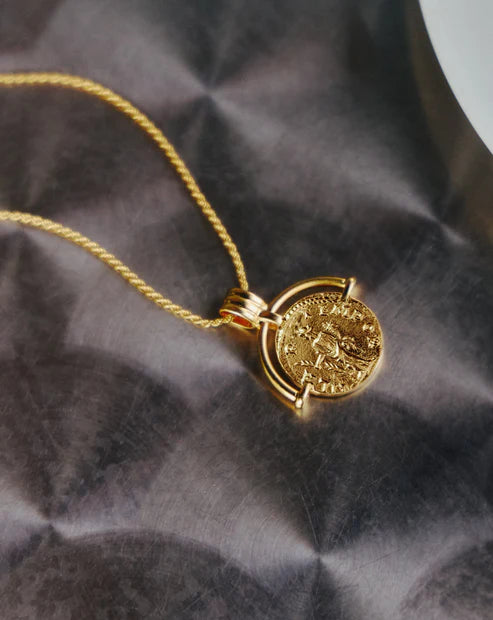 Colar Medalha Romana em Ouro 18k – Elegância Clássica e Atemporal | Saint Carvalho