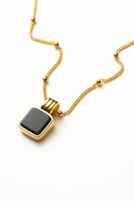 Colar Amuleto Preto Aegis – Ônix Quadrado em Dourado | Saint Carvalho