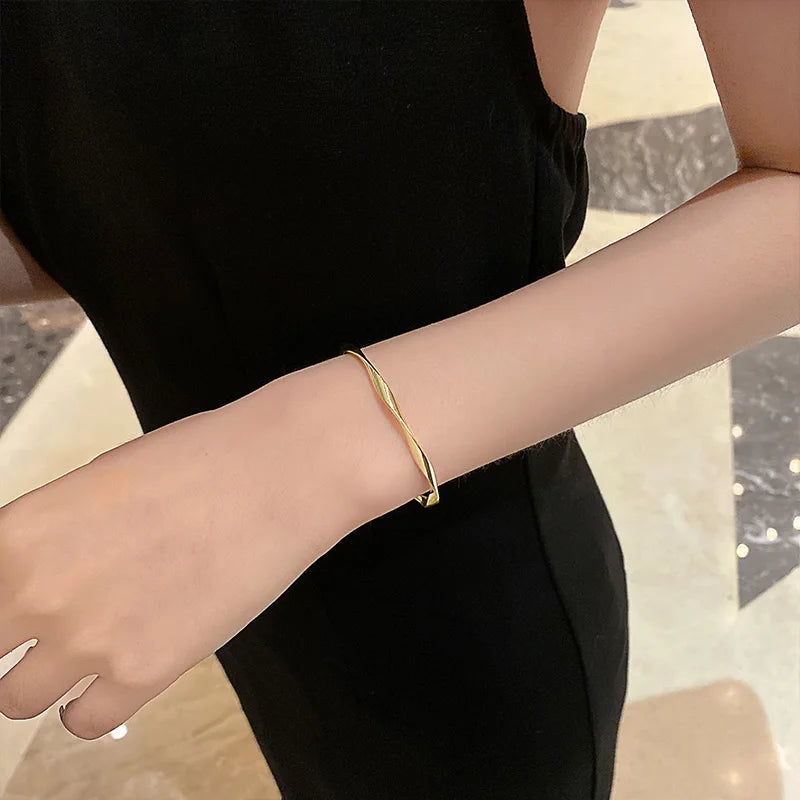 Pulseira Dourada Torcida Minimalista – Estilo Atemporal | Saint Carvalho