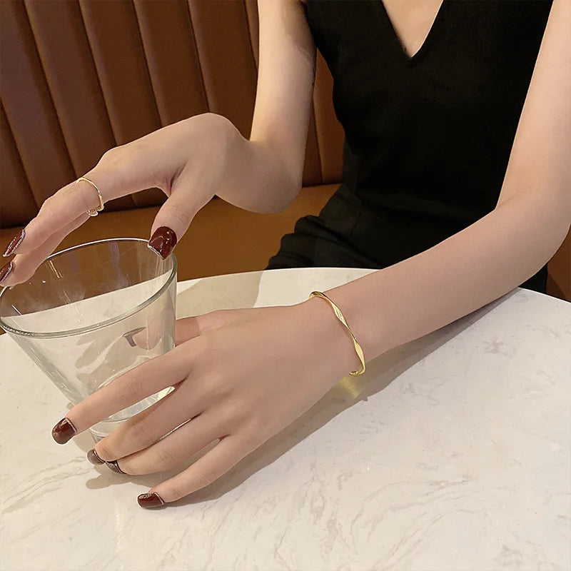 Pulseira Dourada Torcida Minimalista – Estilo Atemporal | Saint Carvalho