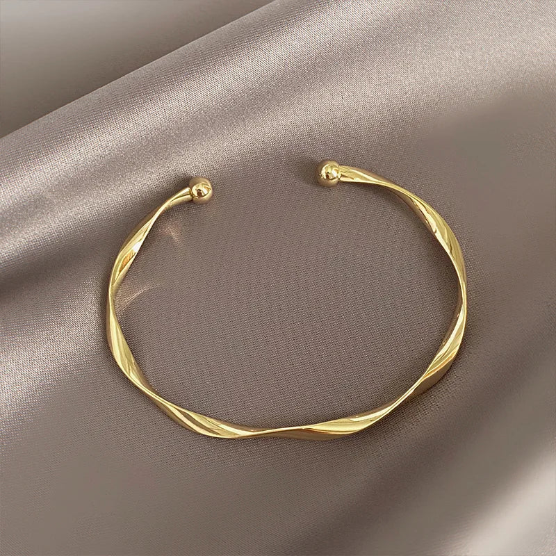 Pulseira Dourada Torcida Minimalista – Estilo Atemporal | Saint Carvalho