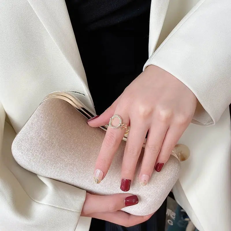 Anel Dourado Elo com Cristais em Ouro 18k – Sofisticação Contemporânea | Saint Carvalho