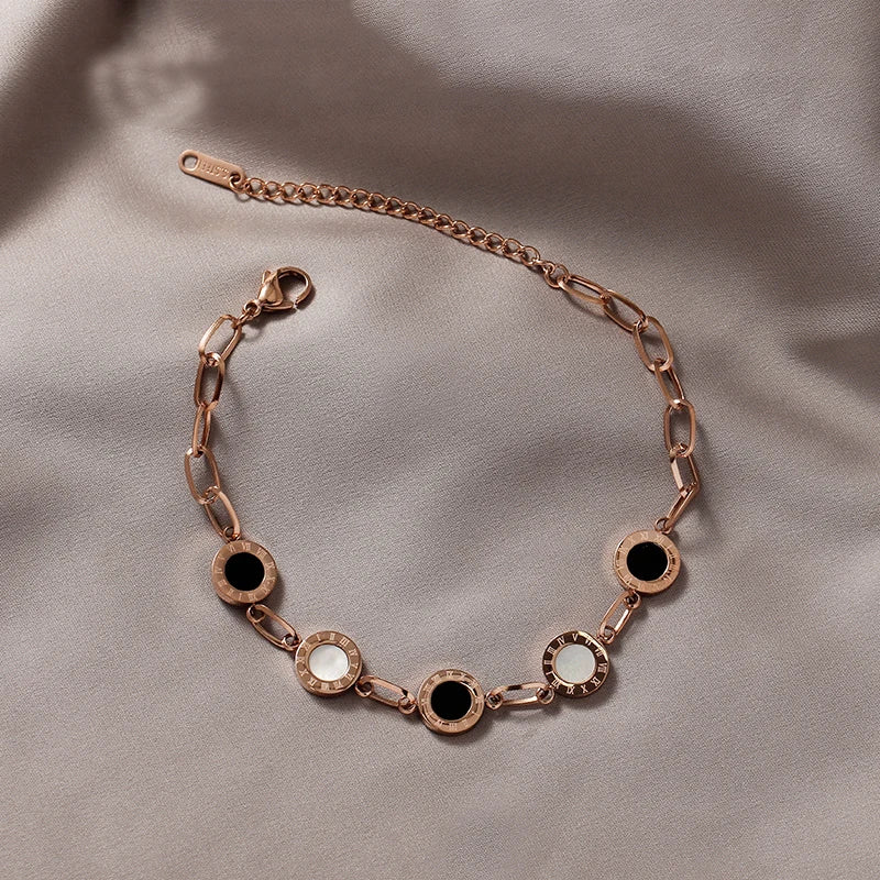 Pulseira Romana em Ouro 18k com Detalhes de Cristais e Ônix – Elegância Histórica | Saint Carvalho