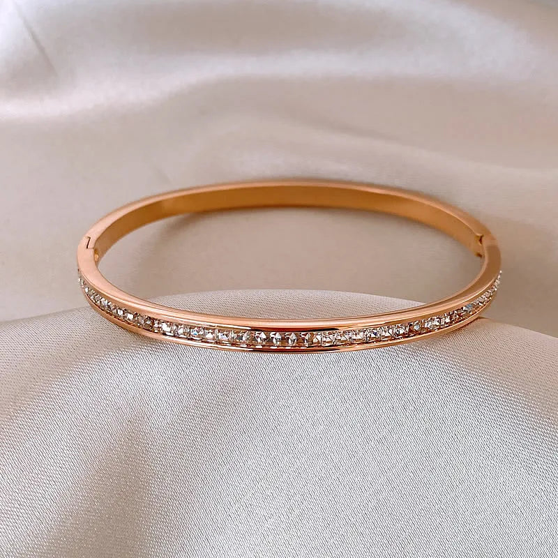 Pulseira Dourada com Cristais em Ouro 18k – Minimalismo Sofisticado | Saint Carvalho