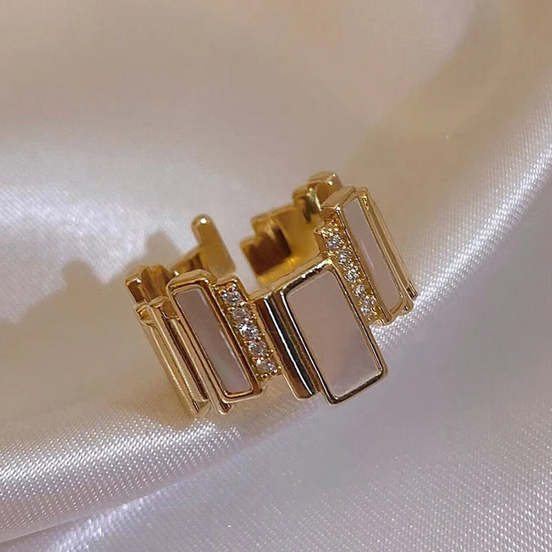 Anel Dourado Retangular com Madreperola e Cristais em Ouro 18k | Saint Carvalho