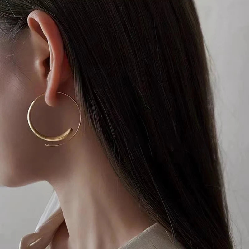 Brincos Argola Dourada Minimalista – Elegância Contemporânea em Ouro 18k | Saint Carvalho