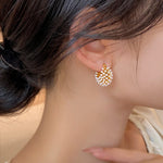 Brincos Argola Dourada com Pérolas – Elegância Atemporal Saint Carvalho