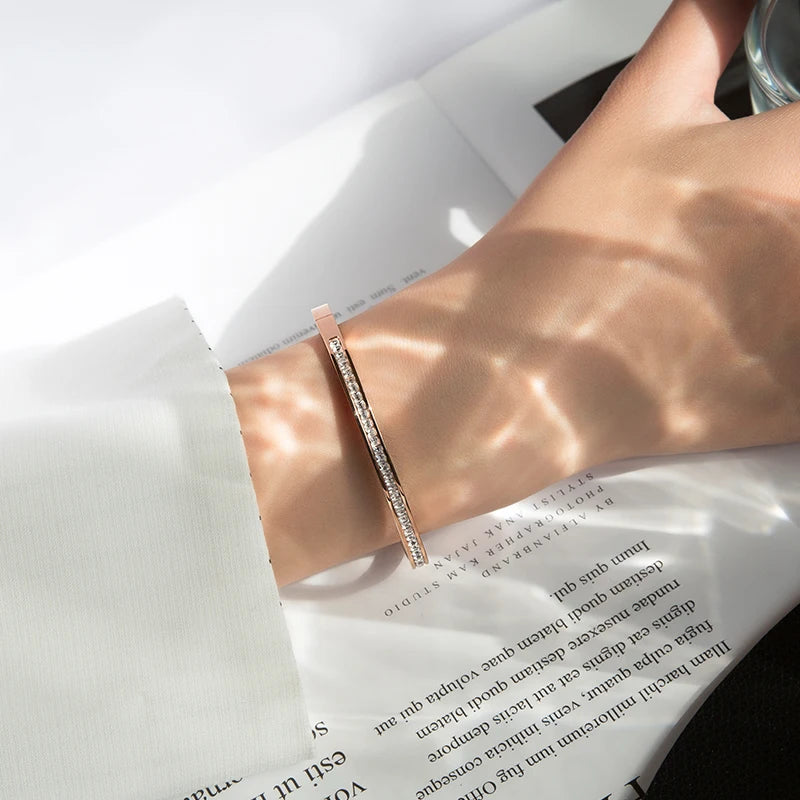 Pulseira Dourada com Cristais em Ouro 18k – Minimalismo Sofisticado | Saint Carvalho