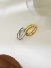 Anel Duplo Dourado com Zircônias – Delicadeza e Sofisticação Minimalista | Saint Carvalho