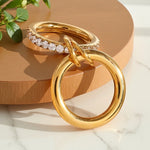 Anel Dourado Três Aros com Zircônias – Sofisticação e Versatilidade | Saint Carvalho