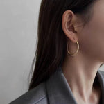 Brincos Argola Dourada Minimalista – Elegância Contemporânea em Ouro 18k | Saint Carvalho