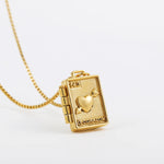 Colar Relicário “El Corazón” Dourado em Ouro 18k – Guarde o Amor em Detalhes | Saint Carvalho