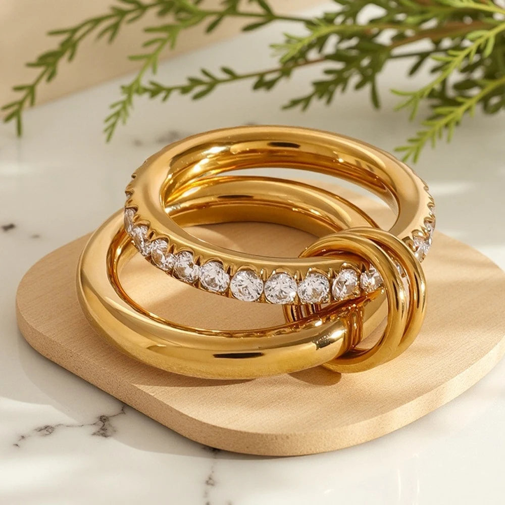 Anel Dourado Três Aros com Zircônias – Sofisticação e Versatilidade | Saint Carvalho