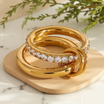 Anel Dourado Três Aros com Zircônias – Sofisticação e Versatilidade | Saint Carvalho