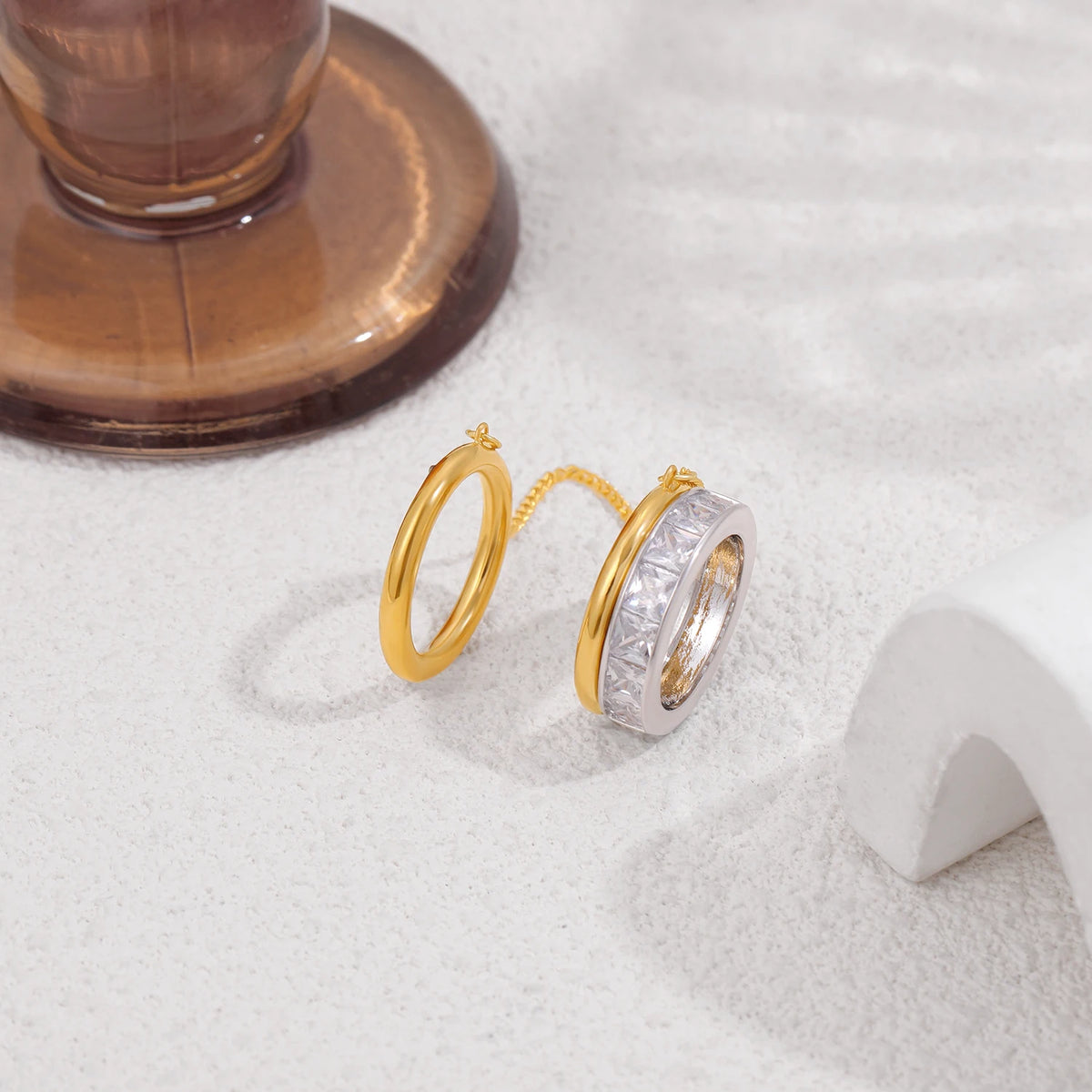 Anel Corrente Dourado com Zircônias – Estilo Contemporâneo e Sofisticado | Saint Carvalho