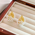 Brincos Argola Dourada com Pérolas – Elegância Atemporal Saint Carvalho