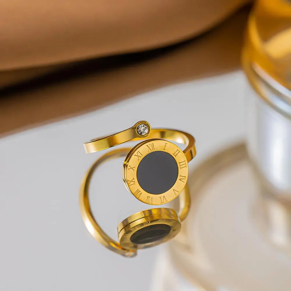 Anel Dourado com Ônix Romano em Ouro 18k – Minimalismo Atemporal | Saint Carvalho