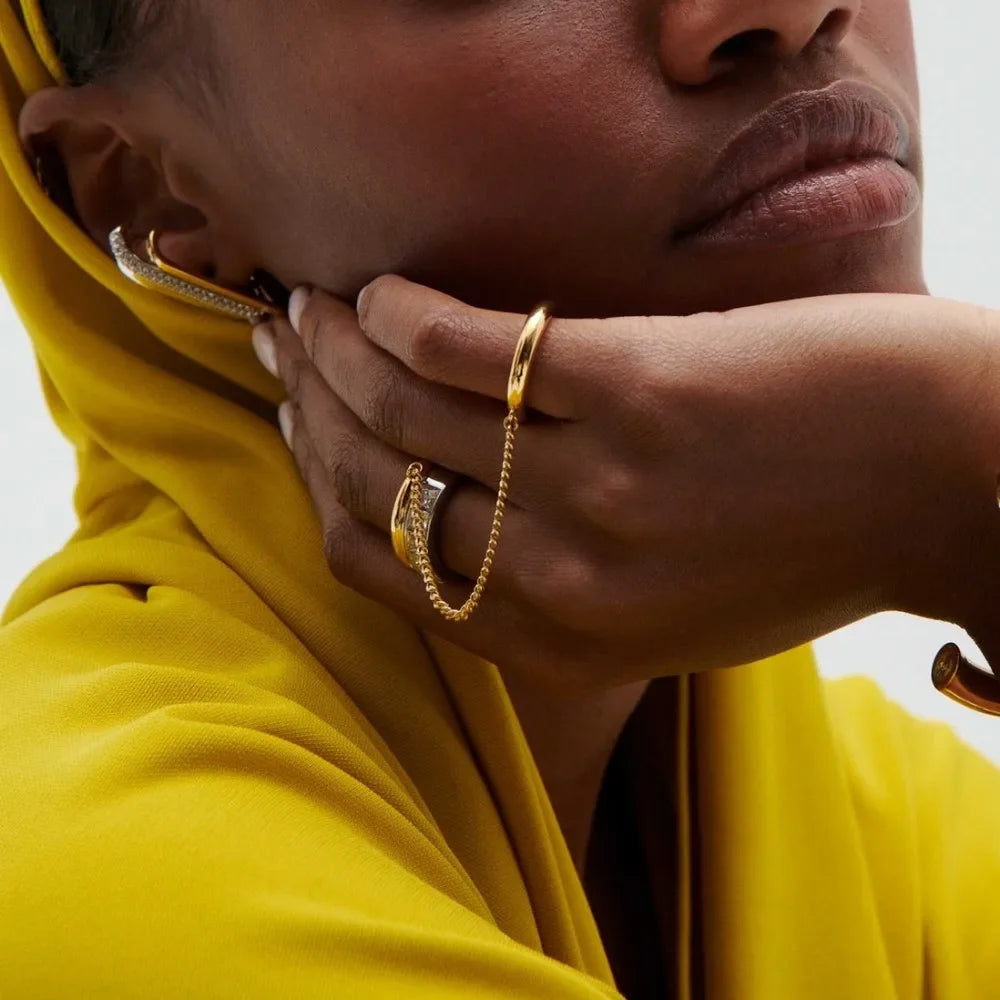 Anel Corrente Dourado com Zircônias – Estilo Contemporâneo e Sofisticado | Saint Carvalho