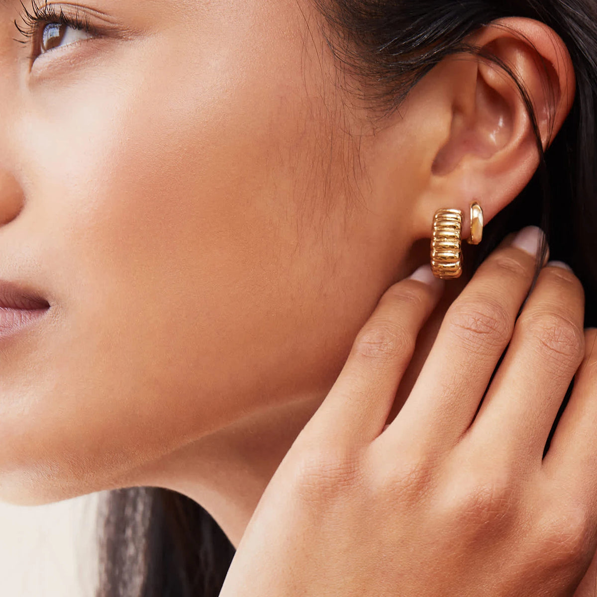 Brincos Argolas Charlotte em Ouro 18k – Design Esculpido e Sofisticação Contemporânea | Saint Carvalho
