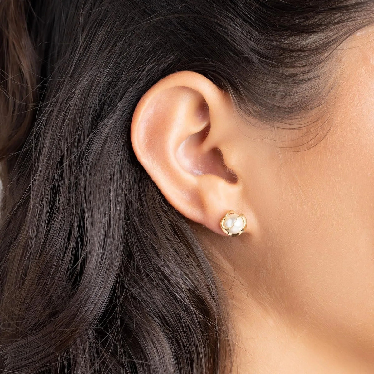 Brinco Pérola Envolta em Ouro 18k – Elegância Esculpida | Saint Carvalho