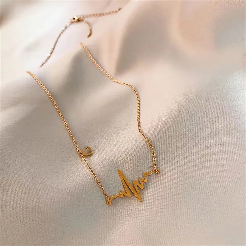 Colar Batimentos Cardíacos com Coração Dourado – Linha Vital | Saint Carvalho