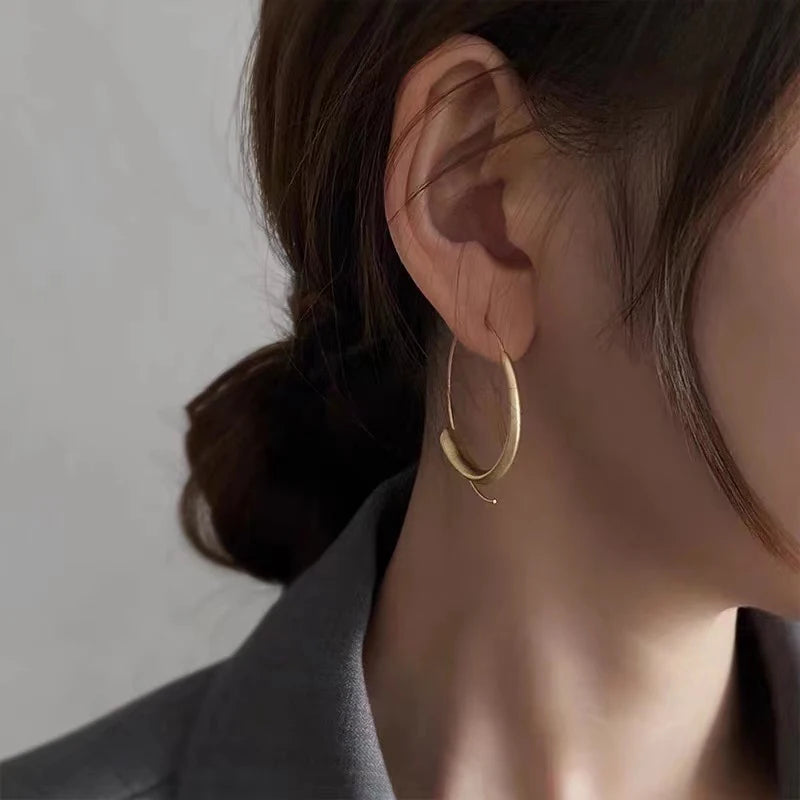 Brincos Argola Dourada Minimalista – Elegância Contemporânea em Ouro 18k | Saint Carvalho