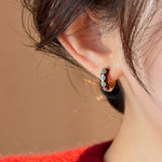 Brincos Argola Pequena Dourada com Cristais – Delicadeza e Brilho Sofisticado | Saint Carvalho