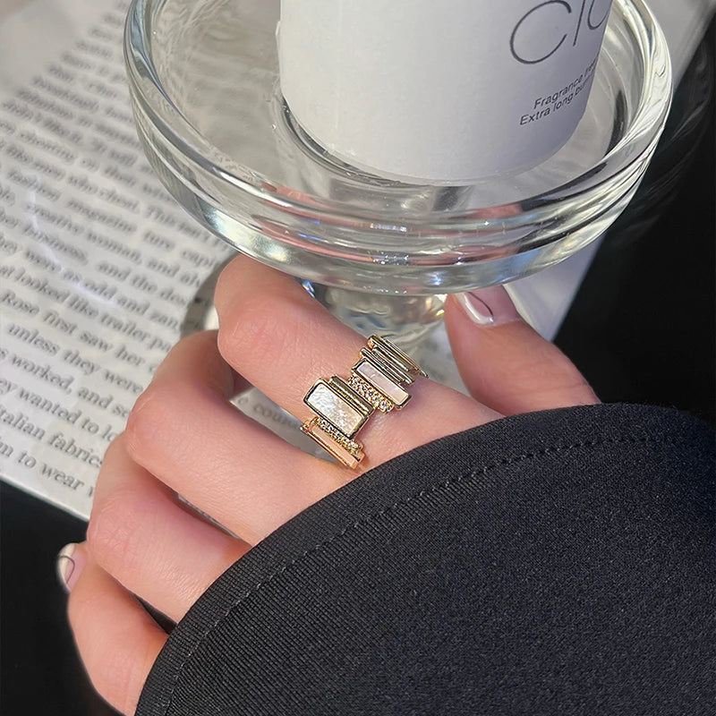 Anel Dourado Retangular com Madreperola e Cristais em Ouro 18k | Saint Carvalho