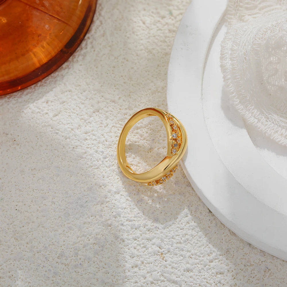 Anel Dourado Curvado com Detalhes em Cristal – Elegância Orgânica | Saint Carvalho