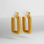 Brinco Retangular Dourado em Ouro 18k – Modernismo Texturizado | Saint Carvalho