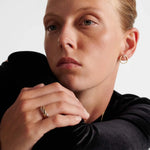 Anel Dourado Curvado com Detalhes em Cristal – Elegância Orgânica | Saint Carvalho