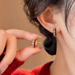 Brincos Argola Pequena Dourada com Cristais – Delicadeza e Brilho Sofisticado | Saint Carvalho