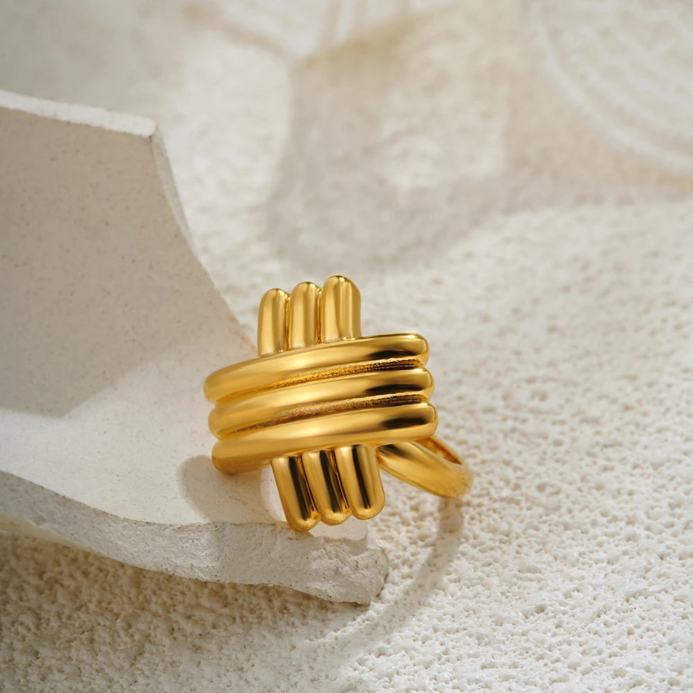 Anel Esculpido em Ouro 18k – Design Contemporâneo e Atemporal | Saint Carvalho