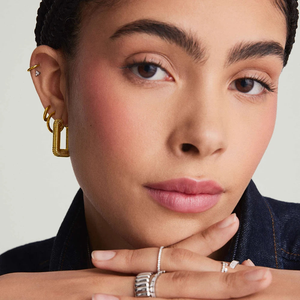 Brinco Retangular Dourado em Ouro 18k – Modernismo Texturizado | Saint Carvalho