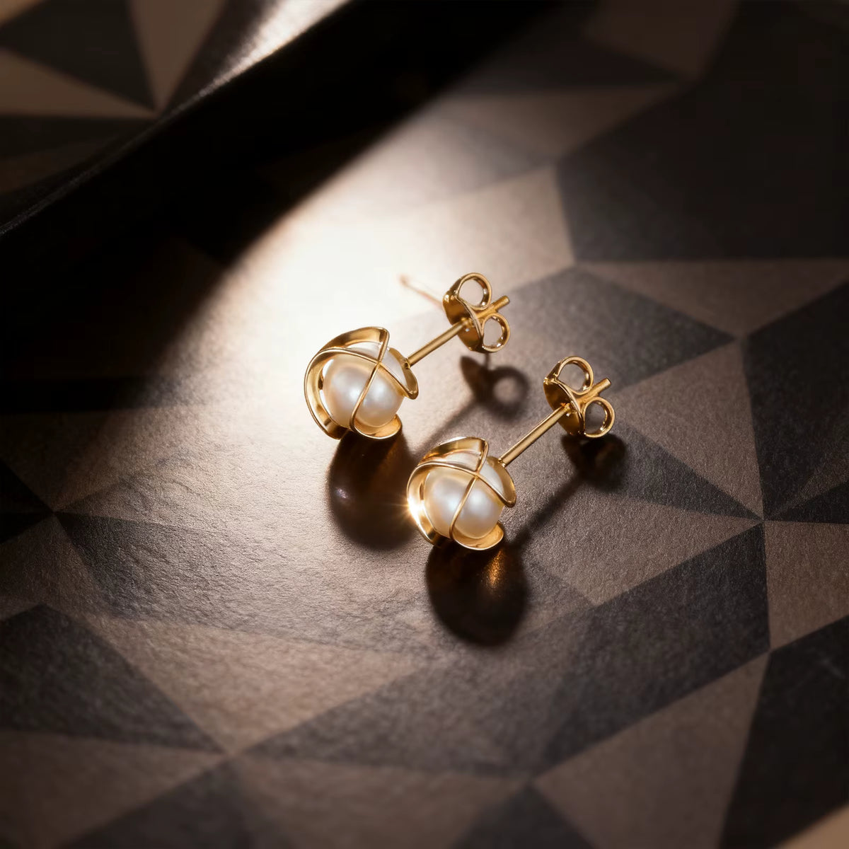 Brinco Pérola Envolta em Ouro 18k – Elegância Esculpida | Saint Carvalho