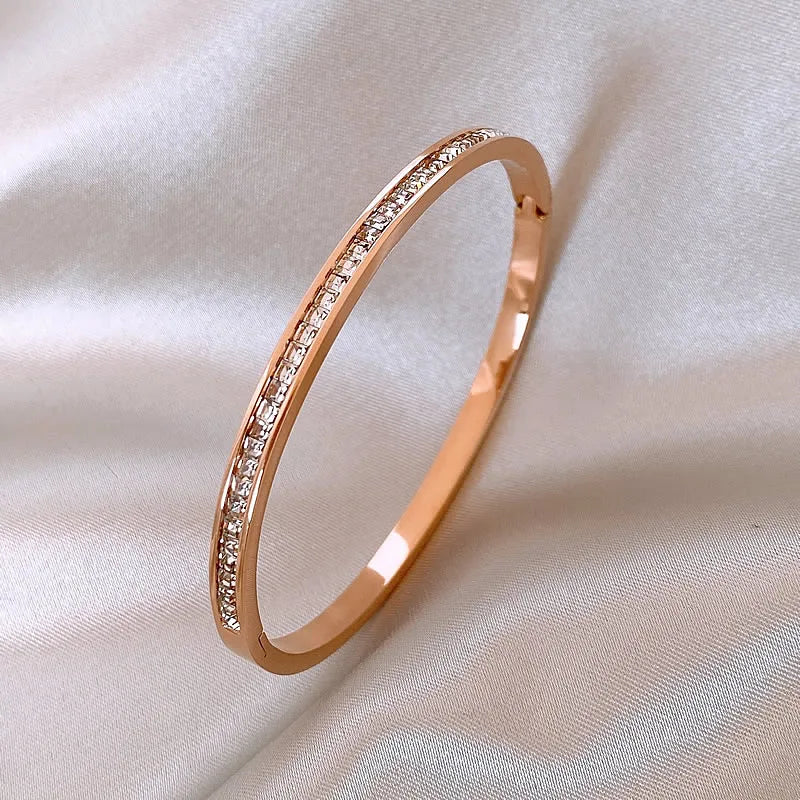 Pulseira Dourada com Cristais em Ouro 18k – Minimalismo Sofisticado | Saint Carvalho