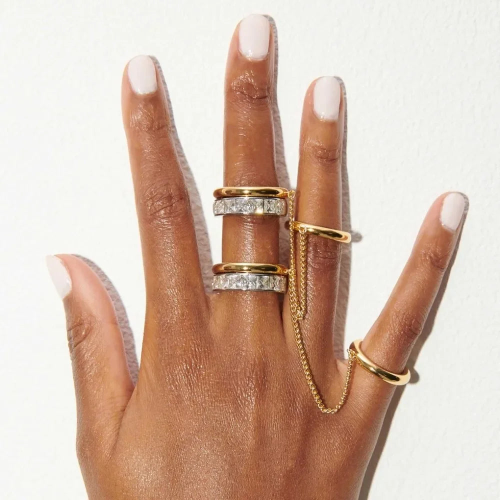 Anel Corrente Dourado com Zircônias – Estilo Contemporâneo e Sofisticado | Saint Carvalho