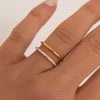 Anel Duplo Dourado com Zircônias – Delicadeza e Sofisticação Minimalista | Saint Carvalho