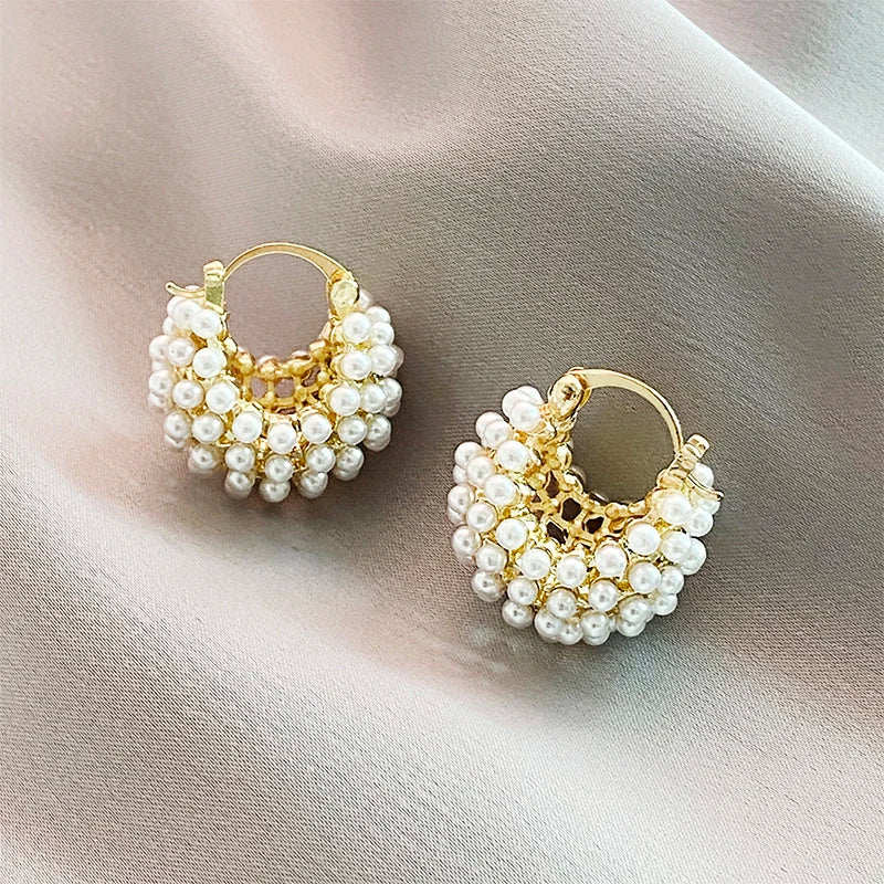 Brincos Argola Dourada com Pérolas – Elegância Atemporal Saint Carvalho