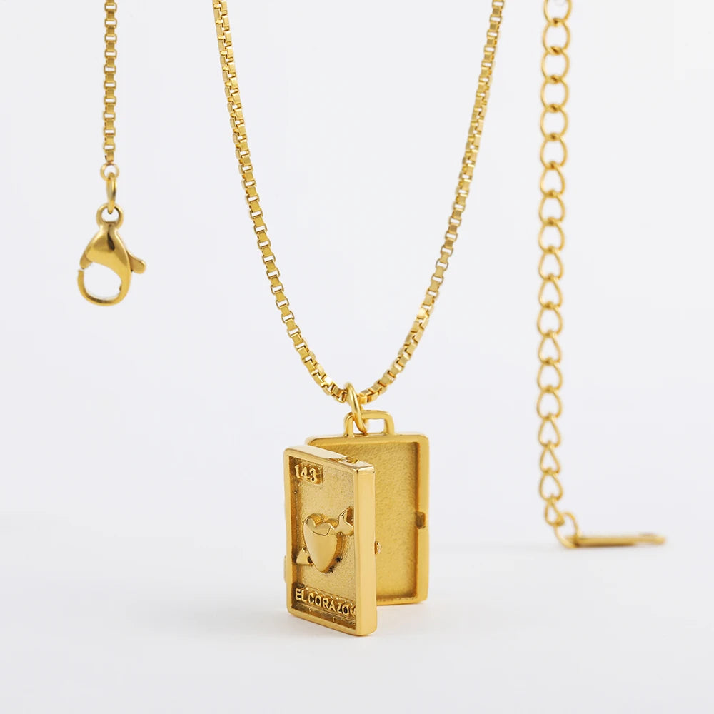 Colar Relicário “El Corazón” Dourado em Ouro 18k – Guarde o Amor em Detalhes | Saint Carvalho