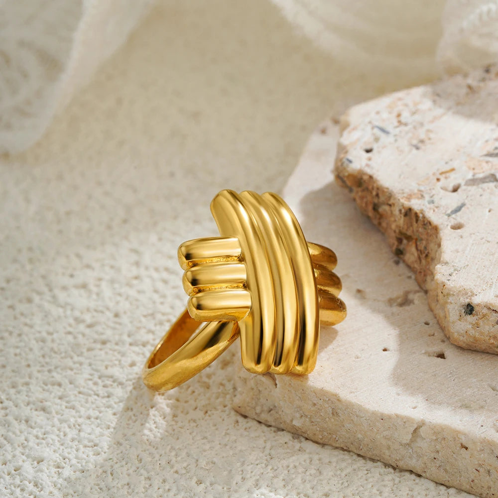 Anel Esculpido em Ouro 18k – Design Contemporâneo e Atemporal | Saint Carvalho