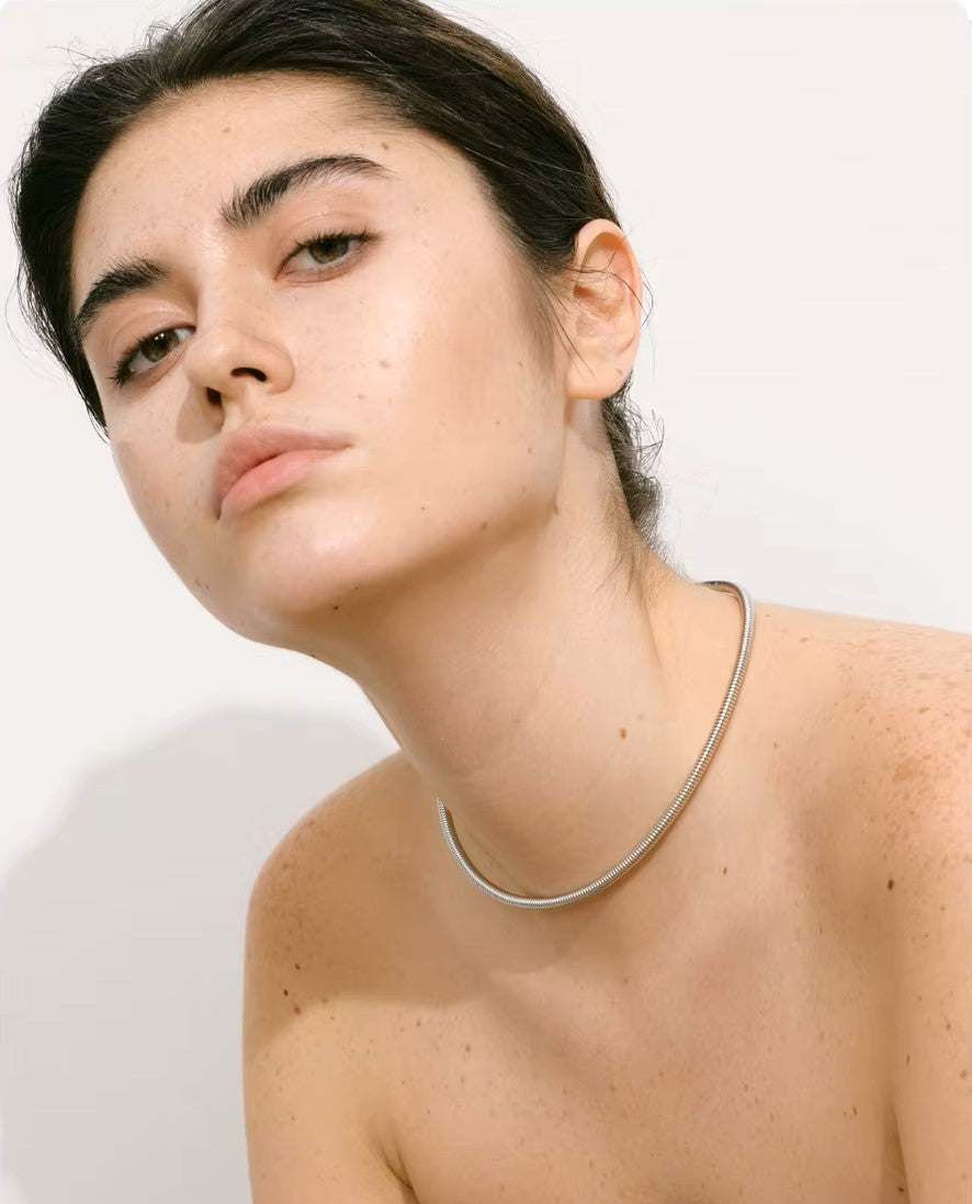 Colar Prata 925 Rígido com Fecho Magnético – Sofisticação Contemporânea | Saint Carvalho