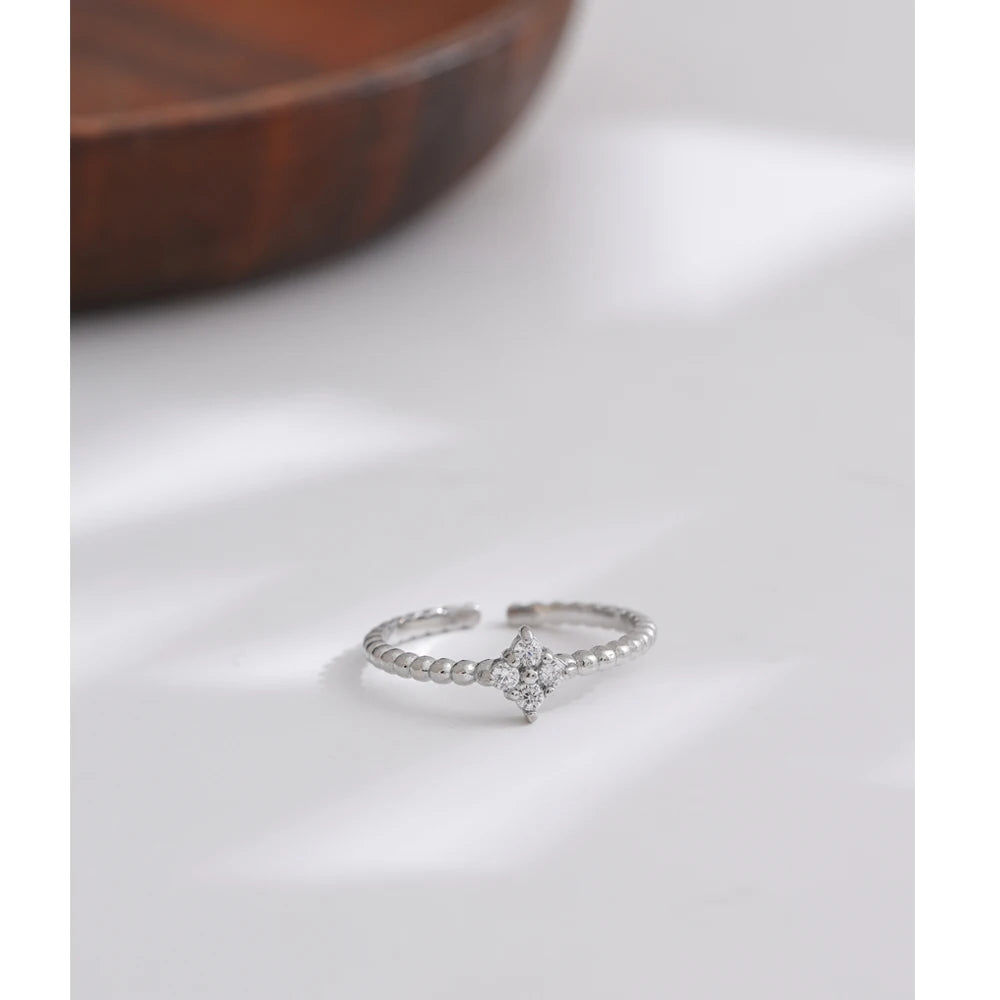 Anel Prata 925 com Pedra Central Cravejada – Elegância Luminosa | Saint Carvalho