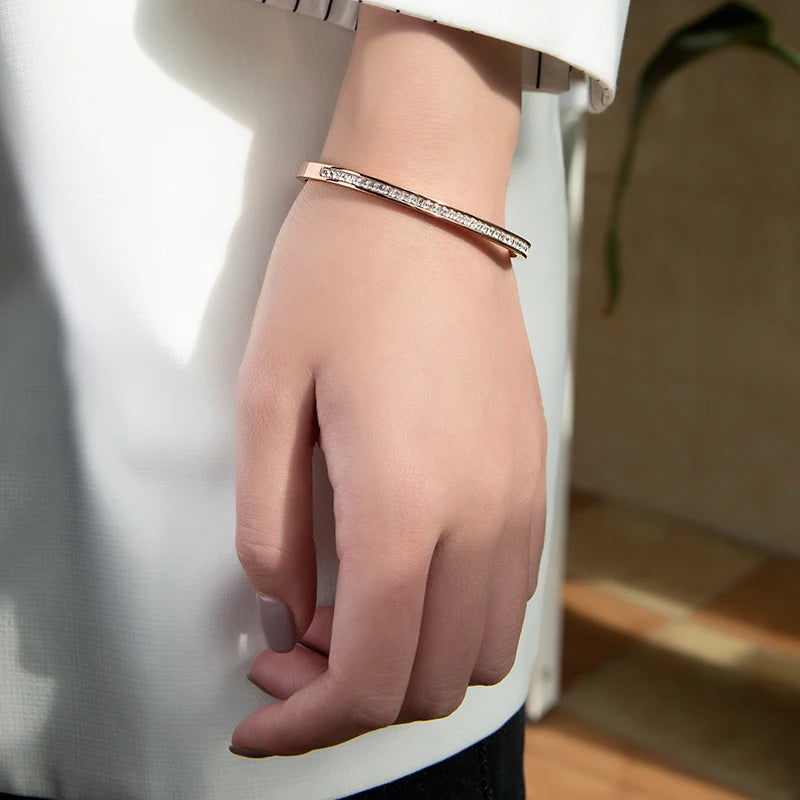 Pulseira Dourada com Cristais em Ouro 18k – Minimalismo Sofisticado | Saint Carvalho