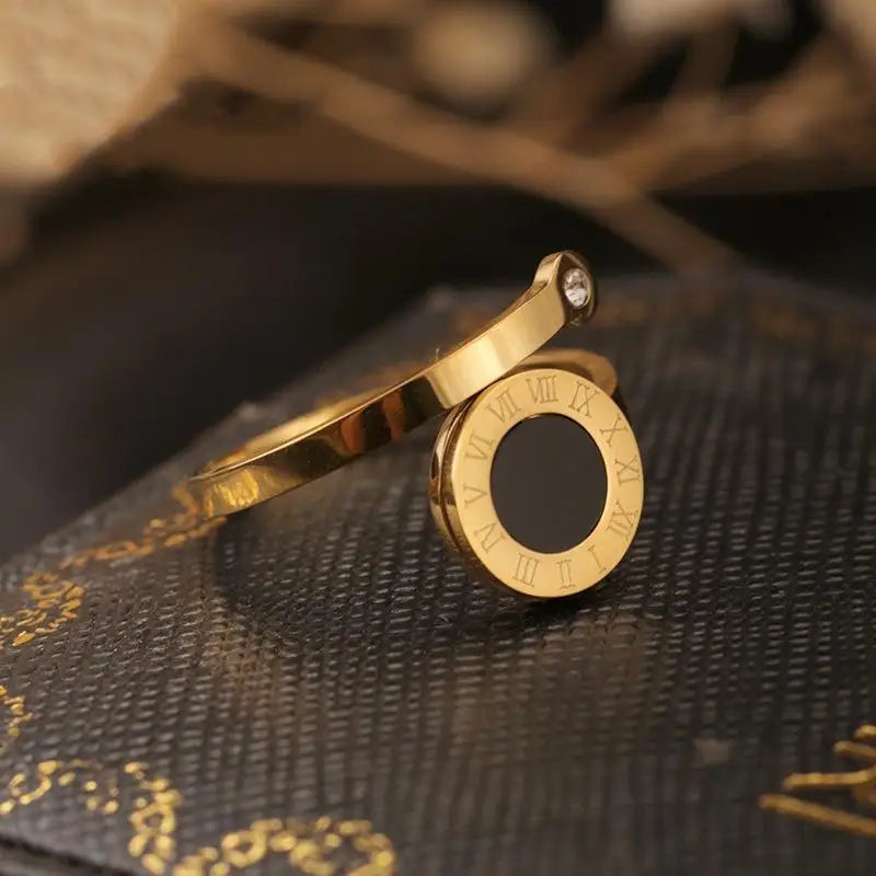 Anel Dourado com Ônix Romano em Ouro 18k – Minimalismo Atemporal | Saint Carvalho