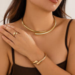 Conjunto Escultural Dourado Saint Carvalho – Colar, Bracelete e Anel Feminino Minimalista